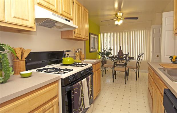 Flowing kitchens with plenty of counter and cabinet space Flowing kitchens with plenty of counter and cabinet space